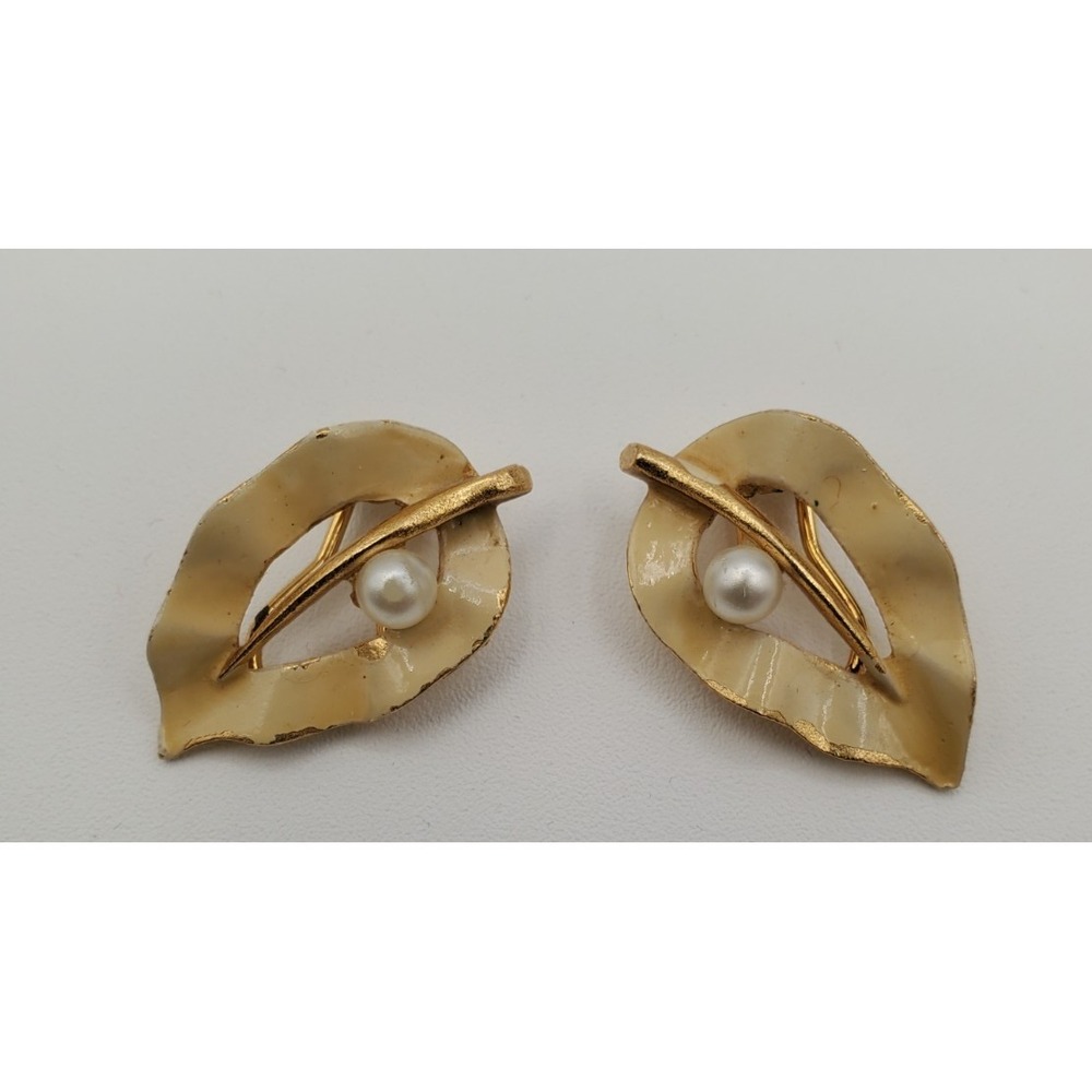 Vtg BSK Gold Tone & Pastel Yellow‎ Enamal & Faux Pearl Clip On Earrings